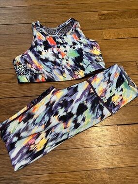 Wear it to Heart WITH Peloton Colorful Patterned Women's Bra and Leggings Set